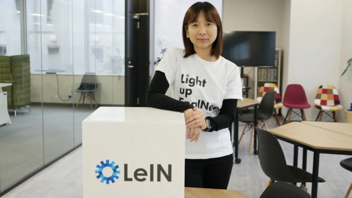 弊社代表芦川とLeINのロゴボックス