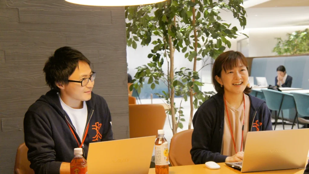 キリンビジネスシステム株式会社のご担当者2名が話す様子
