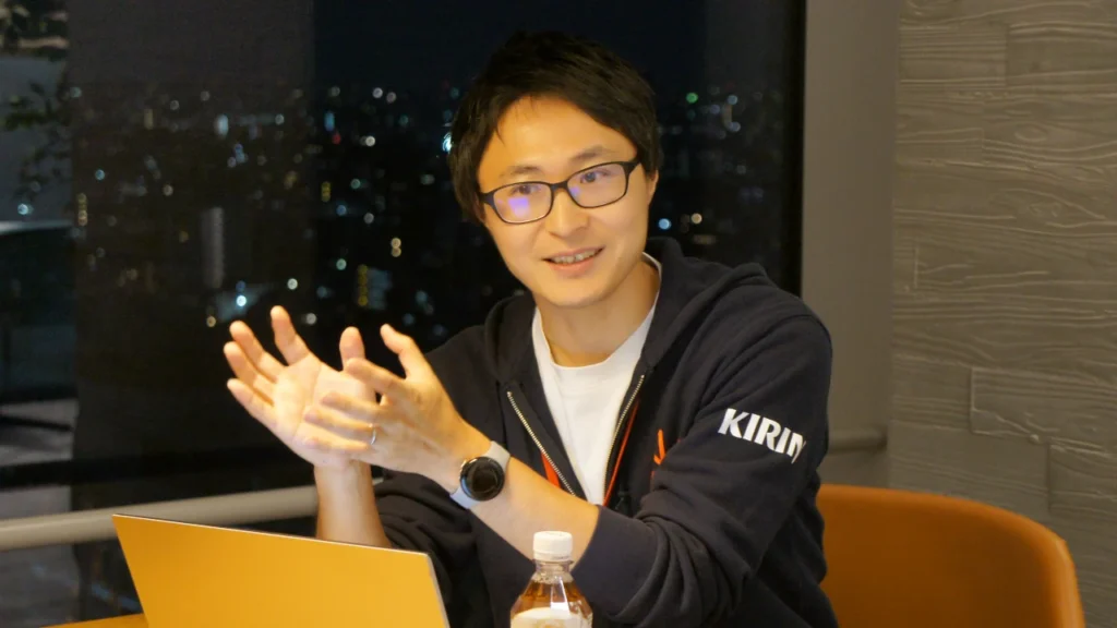 キリンビジネスシステム株式会社のご担当者（男性）が話す様子