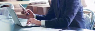 男性がエンジニア採用の手法を調べている様子