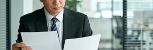 男性が人材のリストを眺めている様子