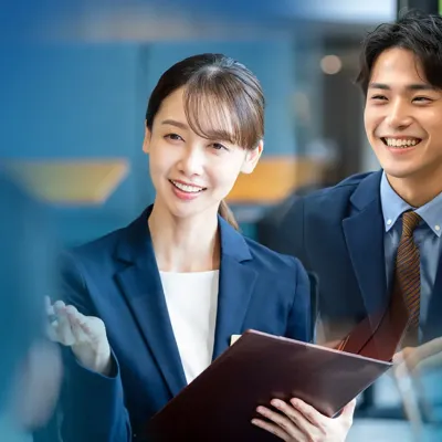 お客様をヒアリングする女性と男性