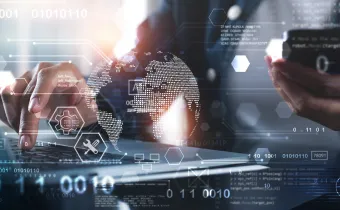 人事がPCで検索している様子